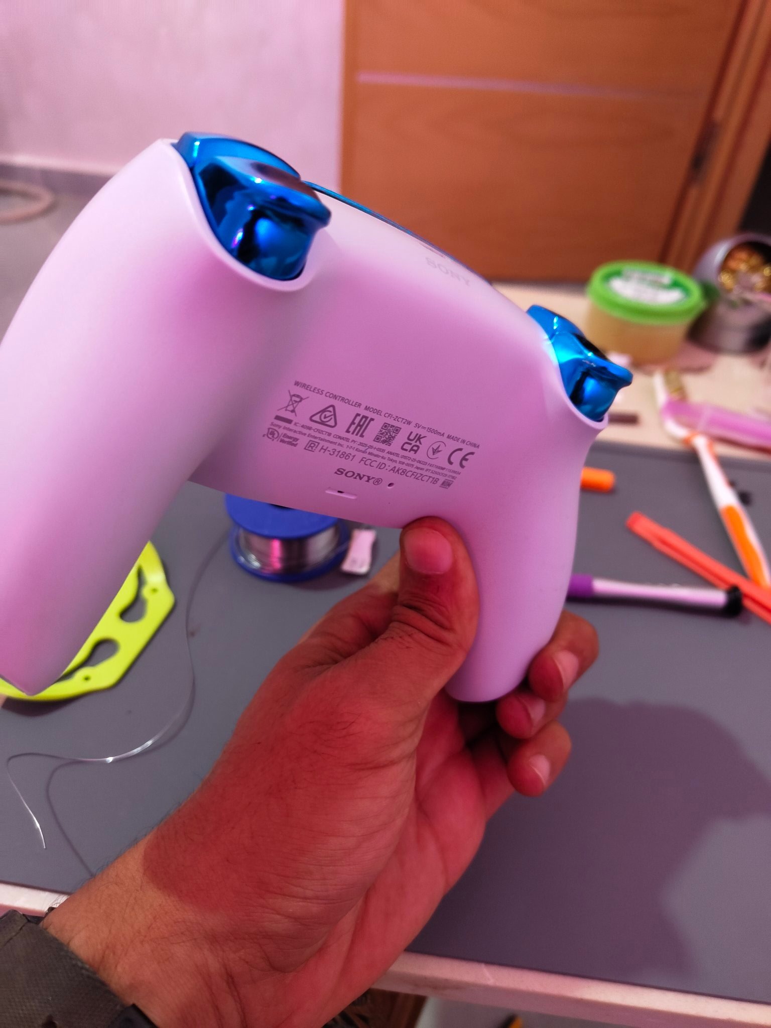 Holding_white_game_controller_20261016001540